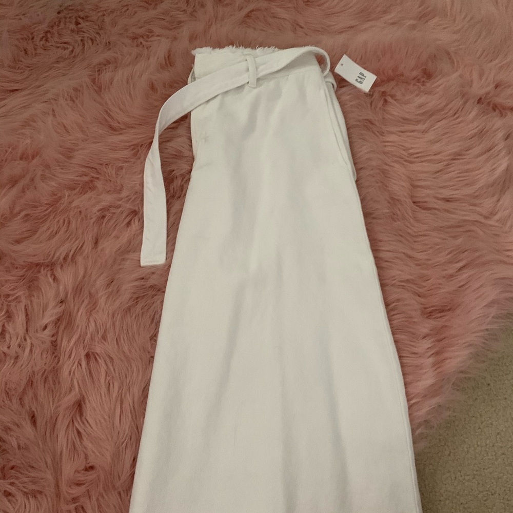 White Denim Skirt w/ Frayed details.